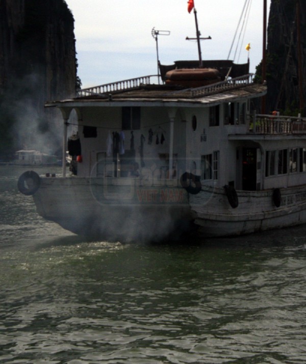 Động cơ của những chiếc thuyền chở khách du lịch ngày nắng nóng ở Vịnh Hạ Long thường xuyên phun khói như thế này